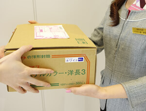 不在の入居者の代わりに宅配物受け取り